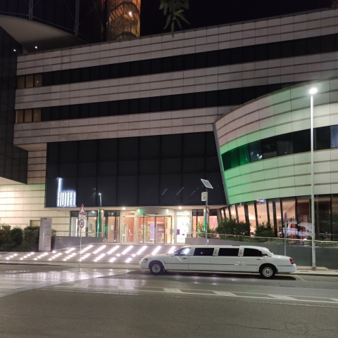 Un bel giro in Città oppure chiedi di portarti dove vuoi... - LIMOUSINE IN SARDEGNA